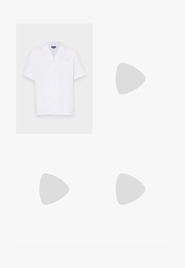 Camisa de botones de manga corta blanca, hecha de lino, con un clásico cuello de punta, bolsillo frontal y botones en beige claro.; Tiger of Sweden TENUTA - Pantalones - pale sand; Zapatillas de cuero color beige claro con cordones planos, una superficie texturizada y una suela de goma color crema en contraste, combinadas con pantalones negros ajustados.; Bolsa de lona beige con acentos de cuero oscuro, que cuenta con asas dobles y una correa de hombro ajustable; detalle del logo en relieve en la parte frontal.