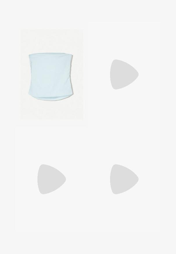 Lyseblå top uden stropper lavet af blødt stof. Enkel design med en lige halsudskæring og en afrundet kant, glat tekstur uden mønstre.; Vide benbukser i lyse beige stof med en struktureret overflade, der har for-pli og en lynlåsforbindelse.; Beige flad sandal med flere slanke stropper og en justerbar spænde. Sålen er flad med en let mørkere kontrast ved kanten.; Gul paljett håndtaske i rektangulær form, med et kort håndtag og en lang kædestrop. Teksturen er skinnende og reflekterende.
