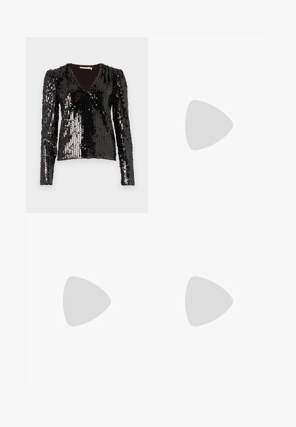 Top lungo a maniche con paillettes nere, caratterizzato da scollo a V e spalle a sbuffo, con una superficie liscia e con texture che riflette la luce.; Pantaloni neri a gamba larga con finitura liscia, davanti piatto, passanti per cintura e chiusura a un bottone in vita.; Scarpa slingback in pelle nera con punta affusolata, tacco basso e dettaglio decorativo a fibbia sulla parte superiore. Texture liscia, design minimalista.; Borsa a tracolla nera in pelle con due tasche frontali, fibbie dorate, chiusura con zip e una tracolla sottile. Superficie texturizzata e forma rettangolare compatta.
