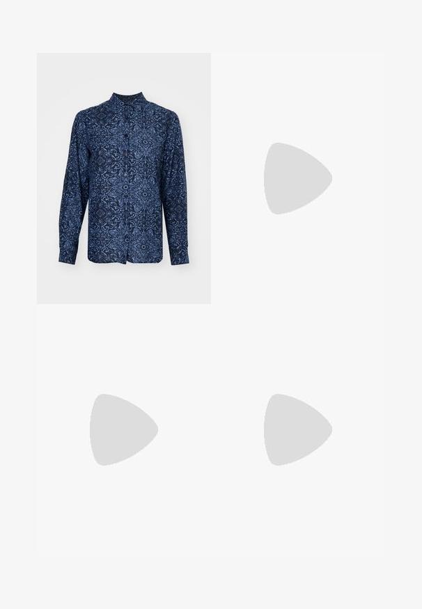 Námořnická modrá košile s dlouhými rukávy s jemnými světle modrými květinovými a geometrickými vzory, s zapínáním na knoflíky a mandarínkovým límcem.; Strieborné ľahké cargo nohavice s lesklou textúrou, elastickým pásom, zúženými manžetami a dvoma veľkými prednými vreckami.; Čierne lakované kožené topánky s špicatou špičkou, blokovým podpätkom a členkovým remienkom, ktoré sú kombinované so šedými rebrovanými legínami a hnedou zamšovou sukňou.; Čierna kožená ramenná taška s hladkou textúrou, zakriveným tvarom, nastaviteľným popruhom a zipsom. Minimalistický dizajn bez ozdôb.