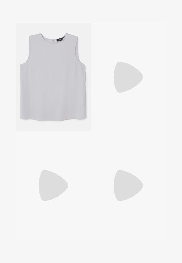 Hihaton vaaleanharmaa paita, joka on valmistettu sileästä kankaasta. Siinä on pyöreä pääntie ja piilotettu takasuljin.; Mustat leveälahkeiset housut, joissa on korkea vyötärö, pleatattu etuosa ja kapenevat nilkat. Valmistettu sileästä kankaasta, jossa on matta pinta.; Musta nahkasaapas, jossa on neliön muotoinen kärki, ohuet hihnat, säädettävä nilkkahihna ja matala korko. Hihnassa on pieni kultainen yksityiskohta.; Tory Burch ROMY PEBBLED SATCHEL - Käsilaukku - tiramisu