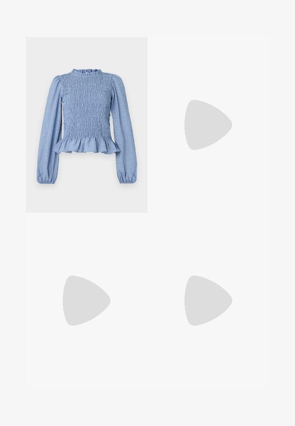 Lyseblå smockbluse med lange ermer, volangkant i halsen, peplumkjole og strukturert stoff som har et krøllemønster.; Olivenfargede bukser med vid ben, elastisk midje og svart blomstertrykk.; Burgunderrød lakk lær ballettleilighet med rund tå, liten sløyfe foran og en lav, svart gummisåle. Glatt tekstur.; Hvit rektangulær clutch-veske laget av blankt materiale, med en sølvkjede-stropp. Modellen poserer og viser vesken mot en ensfarget bakgrunn.