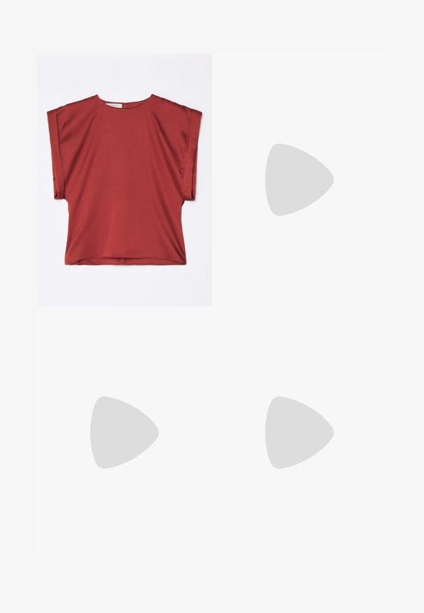 Top rosso a maniche corte, realizzato in tessuto morbido, con scollatura rotonda e vestibilità ampia. Presenta una cerniera sul retro e un design a spalla cadente.; Pantaloni neri a vita alta realizzati in cotone. Presentano un design a gamba larga, pieghe e orli arrotolati. Texture liscia, senza pattern visibili o hardware.; Scarpa slingback nera in pelle con punta affusolata, cinturini decorativi con occhielli metallici e tacco basso a blocco. Superficie testurizzata.; Borsa a tracolla nera in pelle con due tasche frontali, fibbie dorate, chiusura con zip e una tracolla sottile. Superficie texturizzata e forma rettangolare compatta.