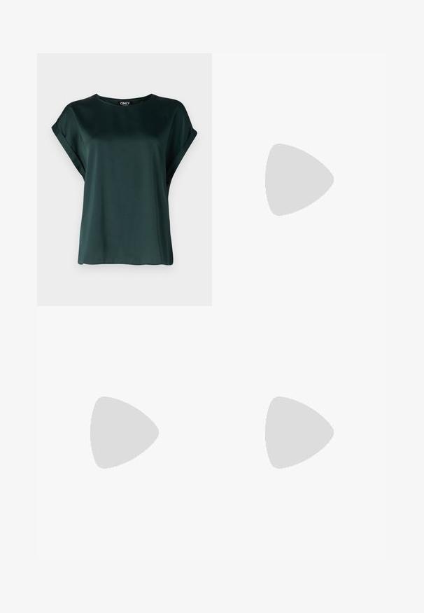 Donkergroen blouse met een eenvoudig ontwerp, gemaakt van gladde stof. Heeft korte, opgerolde mouwen en een ronde halslijn.; Zwarte wijdvallende broek van denim, met een gestructureerde tailleband, riemlussen en voorzakken. Glad van textuur met een klassiek ontwerp.; Zwarte gepatineerde leren slingback hakken met een spitse neus en een geometrische blokhak. Kenmerkt zich door een slank, minimalistisch ontwerp en een gladde textuur.; Zwarte leren handtas met een gladde textuur, rechthoekige vorm en twee lange handvaten. Geen zichtbare hardware of versieringen.