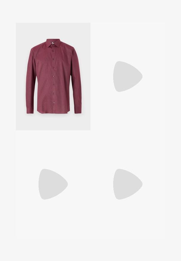 Bordeaux lange mouwen shirt met een subtiel ruitjespatroon, button-down kraag en een knoopsluiting aan de voorkant. Gemaakt van soepele, lichte stof.; Wijde broek in donkergrijs stof, met een geplooide voorkant, twee zijzakken en een vlakke tailleband. Glad oppervlak en gepaste ontwerpelementen.; Zwarte leren enkellaarzen met een spitse neus, elastische zijpanele, verticale stiksels en een lage blokhak.; Zwarte rechthoekige zonnebril met donkere glazen, een gladde plastic montuur en een subtiel logo op de linkerarm. Minimalistisch ontwerp.