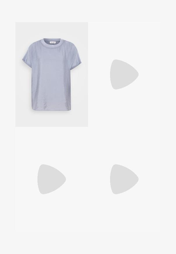 T-shirt bleu clair à manches courtes en tissu lisse et légèrement brillant. Doté d'un col rond et d'une coupe décontractée et carrée. Design minimaliste.; Débardeur en coton blanc avec un col large et de fines bretelles. Texture lisse sans motifs ni embellissements visibles.; Jean large bleu clair en denim. Présente une taille haute, une fermeture à bouton et des coutures visibles. Pas de poches visibles à l'avant.; Ballerines blanches en cuir avec un bout pointu, une boucle sur le côté et un petit talon noir. Texture lisse et design minimaliste.