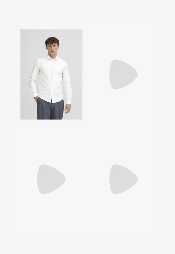 Chemise blanche à manches longues, en tissu lisse. Dispose d'un col classique et d'une coupe slim, associée à un pantalon gris à rayures.; Pantalon noir en tissu lisse, présentant une coupe droite, des poches avant, un bouton simple de fermeture et sans motifs visibles.; Baskets en cuir blanc avec perforations, à bout rond, semelle plate et lacets épais, arborant un logo swoosh visible et "AIR" sur le talon.; Montre-bracelet en acier inoxydable argenté avec un cadran bleu marine, des index métalliques et un affichage de la date à 3 heures. Résistante à l'eau jusqu'à 50 mètres.