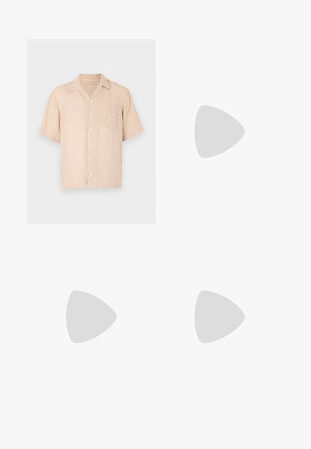 Kortermet, lys beige lin skjorte med spiss krage, knappestolpe og brystlomme. Jevn tekstur og avslappet passform.; Sorte plissert bukser med en rett, bred benform. Laget av glatt stoff, med knappelukking og beltehemper.; Sorte semskede sneakers med hvit gummisåle, med tonale sømmer og snøring. Glatt tekstur med en moderne, strømlinjeformet form.; Svart polstret veske med en bred, myk skulderreim og topphåndtak. Har glidelås lukking og en subtil logo foran.