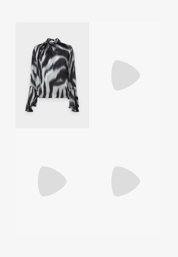 Černá a šedá blůza z hladkého, hedvábného materiálu. Má vysoký límec a rozšířené rukávy s vlnkovaným tie-dye vzorem po celé ploše.; Černé kalhoty na míru se střihem do rovna, které mají hladkou texturu a ostré sklady na přední straně. Bez viditelného kování.; Černé kožené boty na podpatku s otevřenou patou a špičatou špičkou, s tenkým podpatkem a zlatým akcentem na nastavitelném pásku. Hladký povrch.; Černá kožená kabelka se strukturovaným designem, jejíž tvar je zkrácený, má horní rukojeť a zlaté kovové detaily. Součástí je i nastavitelný ramenní popruh.