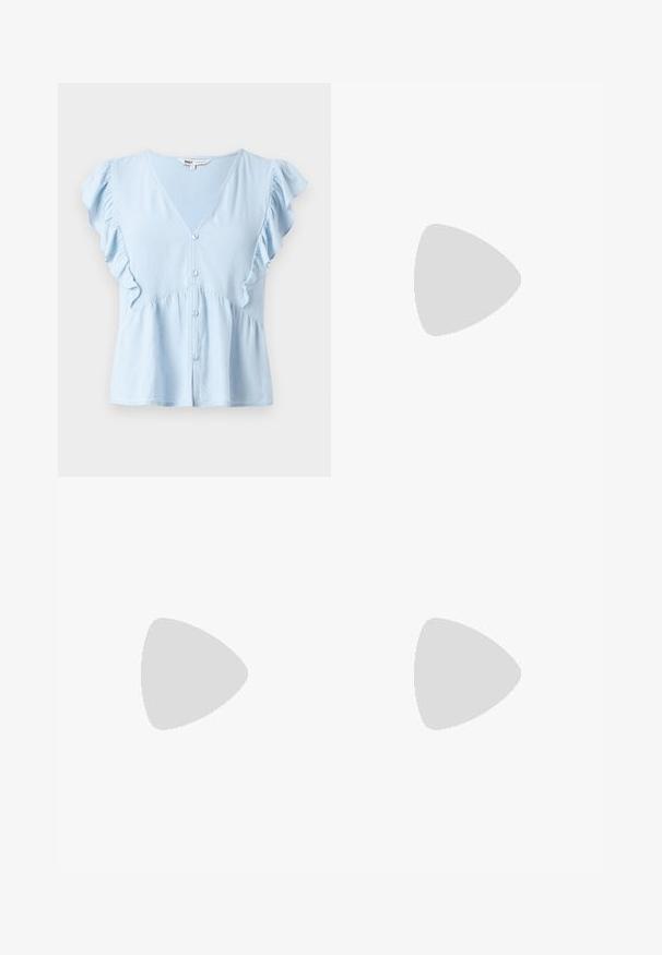 Helle blaue Bluse aus weichigem Stoff, mit V-Ausschnitt, gerafften Ärmeln, Knopfleiste und einem gerafften Taillendetail.; Beige Leinen-Hosen mit weitem Bein, mit einem Kordelzugbund, zwei Seitentaschen und einem leicht strukturierten Stoff für Atmungsaktivität und Komfort.; Braune Leder-Sandale mit gekreuzten Riemen, flacher Sohle und glatter Textur. Schlichtes Design ohne Verzierungen oder Muster.; Schwarze Lederhandtasche mit einer strukturierten trapezförmigen Form, goldfarbener Beschläge und kontrastierenden weißen Nähten. Mit einem kurzen Griff und einem langen Tragegurt.