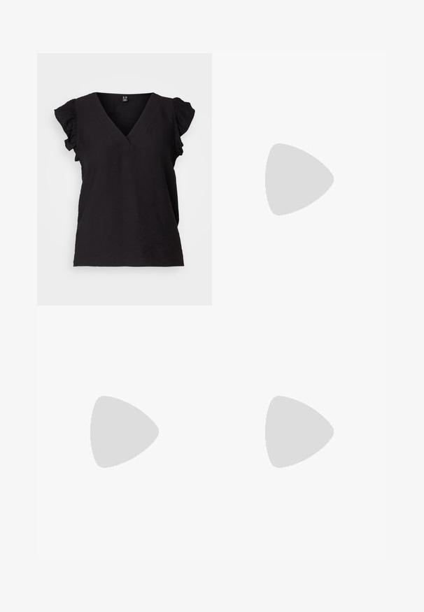 Svart bluse med dyp V-hals, korte volangermer og en løs passform. Laget av lett stoff med en subtil tekstur.; Sorte bukser med vide ben laget av et glatt stoff, med flat front, beltehemper og uten synlige lommer. Rent, skreddersydd design.; Sorte sandaler med stropper, firkantet tå og lav blokk hæl. Har flere tynne stropper og en justerbar ankelstropp. Laget av glatt lær.; Svart lær crossbody-veske med glatt tekstur, rektangulær form og metallkjede detaljer på framsiden. Justerbar stroppe inkludert.