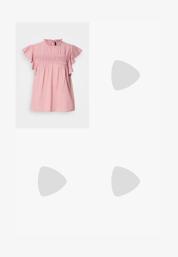 Roosa puuvillane pluus lühikeste volangkäistega, kõrge kaelusega ja tekstuursete detailidega. Rinnaosa kaunistab kogumine ja pitsaktsendid.; Pruunid kõrge vöökohtadega sirged teksad, millel on ees nupp, vöölõngad ja klassikaline viie tasku disain valgel taustal.; Pruun patentnahast slingback tossud terava nina ja mõõduka kandega. Omab pandla rihma kindla istuvuse tagamiseks. Sile tekstuur.; Pruun nahast õlakott, millel on kumer kuju, kullavärvi riistvara ja pandlaga kaunistus. Omab eemaldatavat õlarihma.