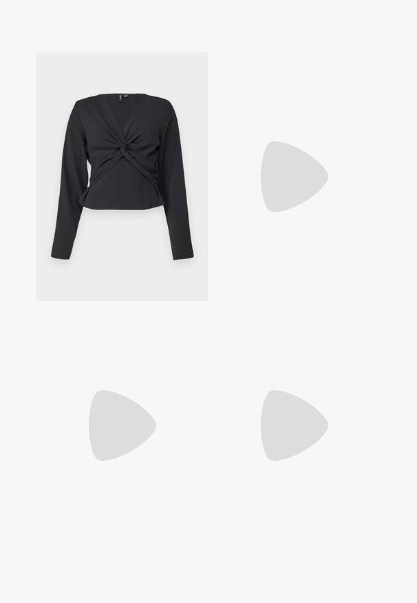 Must räpaneedega must top, millel on keerdunud esidetail, kitsas lõige ja sile tekstuur. Lühendatud pikkus ja V-kaelus.; Tumed põlvpüksid tumedast meresinisest kangast, millel on sooneline tekstuur. Omab sujuvat vööd ja voolavat siluetti, ulatudes pooleni säärest.; Must musta platvormsussid paksu plokkninal, ümmarguse varbaga ja traditsioonilise nööridega kinnitamisega. Sussid on sileda tekstuuriga ja minimaalsete detailidega.; Aviatori prillid, millel on gradient sinine objektiiv, hõbedane metallraam ja dekoratiivsed staaraktsendid objektiivil. Sujuv ja stiilne disain.