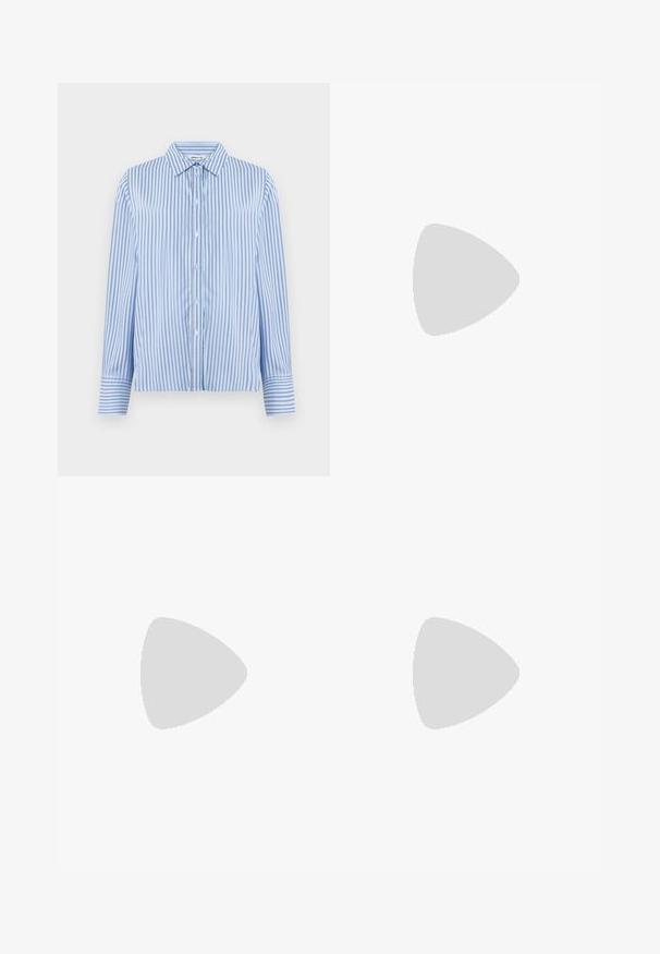 Camisa de botões em azul claro e branco com riscas verticais. Apresenta um colarinho e mangas longas com punhos de botão. Textura suave.; Jeans de cintura alta, de perna larga, em azul claro, com bolsos frontais e traseiros, fecho de botão e desbotamento subtil nas coxas e nas bainhas.; Ténis de lona azul claro com uma biqueira e sola de borracha creme, apresentando atacadores brancos e uma alça na parte de trás.; Bolsa de couro preta com forma curva, alça destacável e detalhes em dourado. A bolsa possui uma aba com detalhe de fivela.