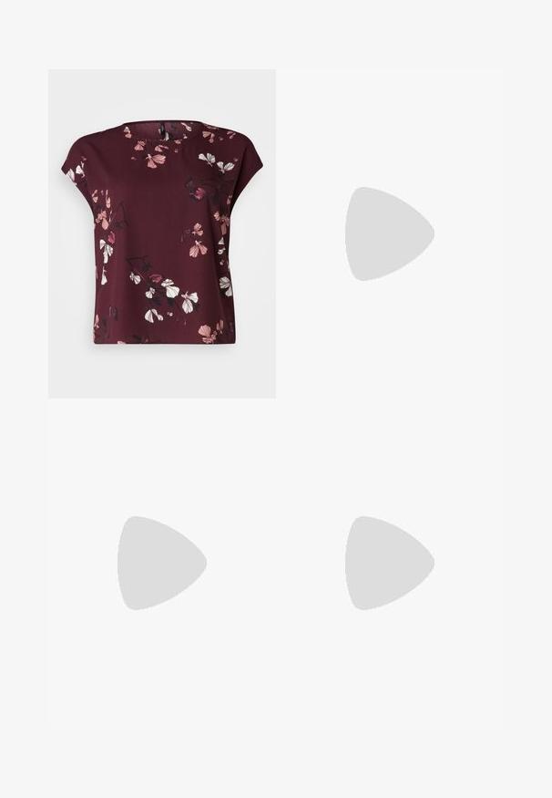 Vero Moda Curve VMNEWHALLIE NEW - Trükipildiga T-särk - winetasting; Mustad laiad püksid, mis on valmistatud siledast kangast, esiosas nupuga kinnitamine, kahe külgtaskuga ja sügavate voltidega.; Mustmustest must-käigukingad, millel on konksuga nöör ja paks konts. Ühtlane tekstuur, stiilne disain ja minimalistlik esteetika.; Mustast nahast kott sujuva tekstuuriga, ristkülikukujuline ja kahe pika sangaga. Pole nähtavat riistvara ega kaunistusi.