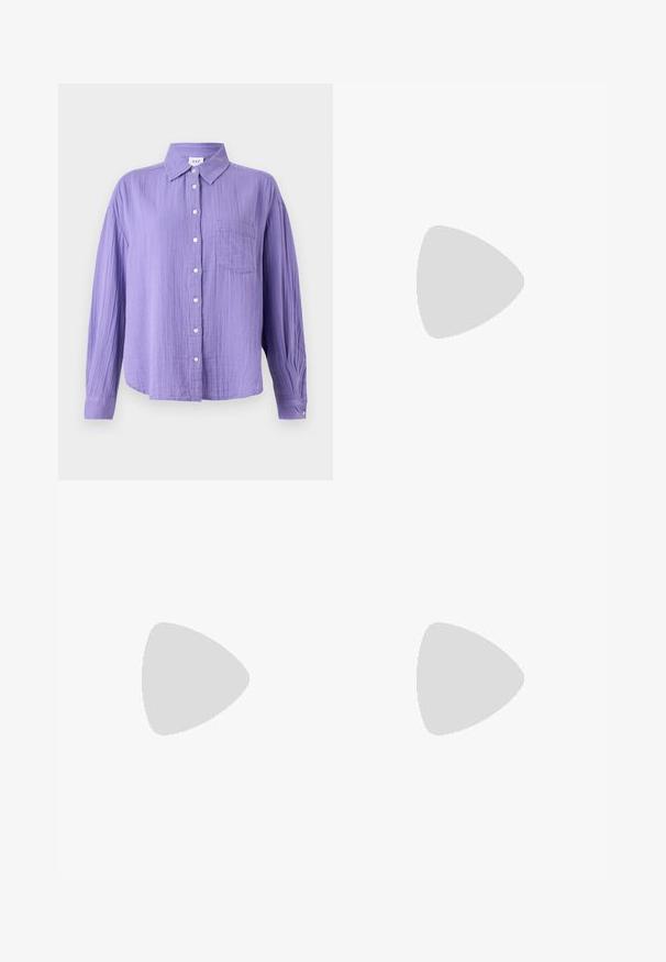 Camisa roxa de botão, feita de tecido texturizado, com colarinho, mangas compridas e um único bolso no peito.; Calças de ganga de perna larga em denim preto com fecho éclair à frente, design de cinco bolsos e detalhes de costura subtil. Textura suave e estilo casual.; Ténis de lona azul claro com uma biqueira e sola de borracha creme, apresentando atacadores brancos e uma alça na parte de trás.; Bolsa de couro preta com forma curva, alça destacável e detalhes em dourado. A bolsa possui uma aba com detalhe de fivela.