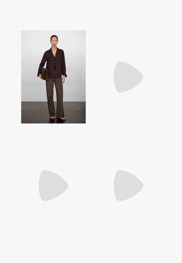 Massimo Dutti OPEN COLLAR LONG SLEEVE - Košilová halenka  - mottled bordeaux; Krajková midi šaty v rezavě červené barvě, s tenkými ramínky, přiléhavým živůtkem a volánkovou sukní s nabranými detaily na straně a květinovým vzorem.; Hnědé sandály na podpatku s otevřenou špičkou a hladkým, matným povrchem, které mají zakřivený design a průhledný, zúžený podpatek.; Hnědá kožená taška přes rameno s širokým otvorem, krátkými uchy a odnímatelným ramenním popruhem. Obsahuje zlaté kovové doplňky a diskrétní branding.
