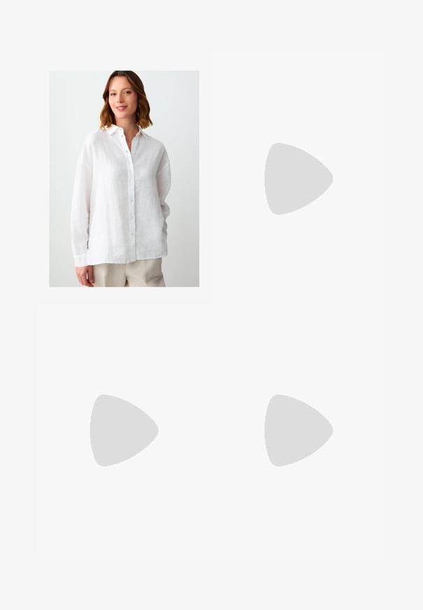Camicia bianca in lino con chiusura a bottoni, colletto e maniche lunghe. Caratterizzata da una finitura testurizzata e una vestibilità rilassata.; Pantaloni larghi in lino marrone con vita regolabile, dotati di due tasche laterali e una texture morbida. Design semplice e privo di ornamenti.; Sandali in pelle marrone con due cinturini regolabili e fibbie in metallo, poggiati su una superficie pavimentata in pietra, abbinati a pantaloni marroni.; Borsa a tracolla in pelle marrone con motivo logo, tracolla in catena dorata, chiusura con zip e dettagli in metallo dorato. Forma compatta e rettangolare.