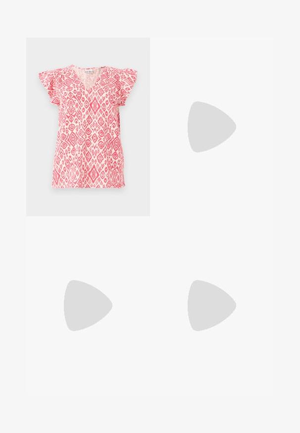 Kratki rokavi, vrh z V-izrezom iz lahkega materiala z roza in belim diamantom. Ruffled rokavi dodajo teksturo; sproščen kroj.; Črne široke hlače s visokim pasom, gumbnimi detajli na pasu in sprednjimi gubami.; Črne patentne usnjene salonarce s slingback obliko, s koničastim nosom, zaobljenim izrezom in blok peto. Imajo zlato kovinsko zaponko kot dodatno okrasje.; Sive velike sončne očala z zaobljeno obliko in temnimi lečami. Elegantno plastično ogrodje z gladko površino. Model ima spletene lase.