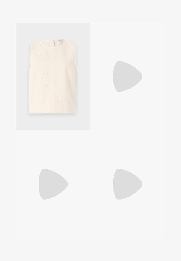 Ujjatlan krémszínű felső, kerek nyakkivágással, texturált anyagból készült, kis, kerek gyöngyökkel díszítve. Hátul cipzárral záródik.; Fekete, magas derekú, széles lábú, műbőr nadrág elülső gombbal, cipzárral, övbújtatókkal és oldalsó zsebekkel, fehér háttérrel.; Fekete lakk bőr szandálkés magas sarkú cipő, hegyes orral és geometrikus tömbsarkakkal. Karcsú, minimalista dizájn és sima textúra jellemzi.; Fekete bőrtáska sima felszínnel, téglalap alakú, két hosszú füllel. Nincs látható fémkiegészítő vagy díszítés.