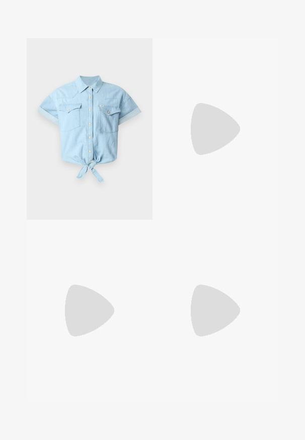 Ljusblå denimskjorta med korta, upprullade ärmar, två bröstfickor, guldkknappar och en knytning vid midjan. Mjuk textur, avslappnad design.; Ljusblå, högmidjade jeans i denim. Har vida ben, två slitna knäområden och klassisk femfickedesign.; Vit hög topp canvas sneaker med svart gummisulan, framsidan gummitåhätta och sex öglor för snören, med en ren, minimalistisk design.; Röd läderhandväska med en vinkelrät, geometrisk design. Har ett justerbart axelband och en klaffstängning med sydda detaljer.