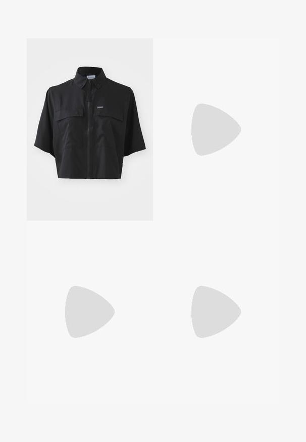 Veste noire courte en tissu léger, avec des manches courtes, une fermeture éclair et deux poches avant pour un détail supplémentaire.; T-shirt à manches longues blanc côtelé avec un col rond. Fabriqué en un tissu extensible qui épouse le corps. Présente de fines lignes horizontales.; Jeans en denim blanc avec un design à jambe droite, style cinq poches et accents en métal cuivré. Finition effilochée au niveau des chevilles.; Chaussure de course blanche avec une tige en maille respirante, des accents texturés et une semelle rembourrée. Dispose d'un système de laçage rapide pour un ajustement facile.; Boucles d'oreilles en argent avec une finition lisse et polie. Forme ronde et fermeture à clip sécurisée. Design léger adapté pour un port quotidien.