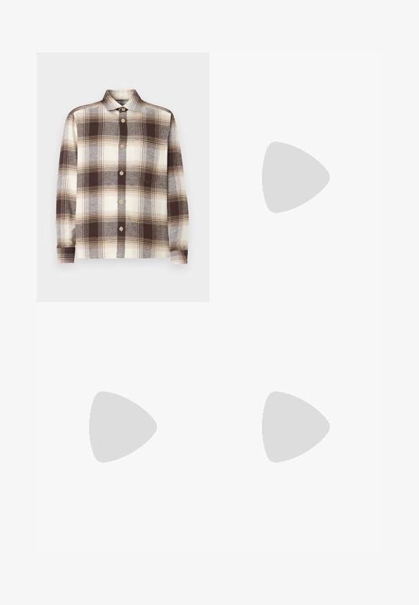 Brun og kremfarget rutete skjorte med lange ermer, laget av et mykt stoff; har spredt krage og lyse treknapper.; Langermet hvit bomullsskjorte med rund hals, sidespalter nederst og en jevn tekstur, vist fra baksiden.; Lys blå denimjeans med rett ben-design, fem lommer, knappeåpning, minimal falming og kontrasterende sømdetaljer.; Hvit sneakers med en glatt skinnoverdel og lav profil. Har en rund tå, seks snøring hull, og en teksturert gummisåle.