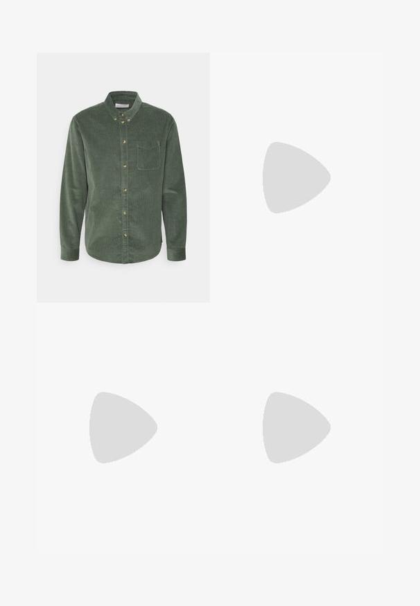 Cămașă din corduroy verde cu nasturi, cu mâneci lungi, guler, buzunar frontal și nasturi aurii. Prezintă un material texturat și un tiv curbat.; Blugi skinny din denim gri estompat, cu detalii uzate la genunchi, asortați cu adidași albi. Textură netedă, design slim fit.; Adidași albaștri din piele cu perforații, vârf rotund, talpă plată și șireturi groase, cu un logo swoosh vizibil și cu inscripția "AIR" pe toc.; Ceas de mână din oțel inoxidabil argintiu cu un cadran albastru marin, marcaje orare metalice și o fereastră pentru dată la ora 3. Rezistent la apă până la 50 de metri.