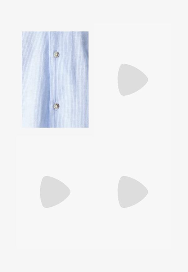 Jack & Jones JJESUMMER RESORT LINEN MIX SHIRT - Srajca - blue; Kaki hlače s ravnim krojem, ki imajo gumbasto zapiranje in ploščat sprednji del. Narejene so iz gladkega blaga z mat površino.; Črne usnjene loafers čevlje z zaobljenim nosom, brez zadrge, s debelim gumijastim podplatom, ki ima teksturirano površino za dober oprijem. Dviganje pete ter diskretni šivi.; Črne pravokotne sončne očala s temnimi lečami, ki imajo debel okvir, subtilne poudarke na straneh in nobenih vidnih logotipov razen imena blagovne znamke.; Platnena torba v svetlem bežnem odtenku z dvema trdnima ročajema, kontrastnim belim robom in logotipom "THE NORTH FACE" v črni barvi na sprednji strani.; Kovinski kvarčni ura s črnim številčnicam, belimi številkami in prikazom datuma. Ima jekleno zapestnico in vodoodpornost do 100 m.