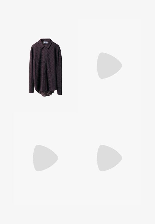 Camicia button-up a maniche lunghe di colore viola scuro, caratterizzata da un design testurizzato con un sottile motivo a diamante e un orlo curvo.; T-shirt bianco a maniche corte con costine, caratterizzato da due cuori rosse ricamate sul petto. Tessuto morbido con un design classico a girocollo.; Pantaloni larghi di un viola scuro, realizzati in un tessuto texturizzato, con una vita elastica e chiusura con coulisse per una vestibilità regolabile.; Scarpa piatta slingback rossa in pelle con punta affusolata e un dettaglio decorativo di lacci nella parte frontale, caratterizzata da una sottile fascia alla caviglia e suola piatta.
