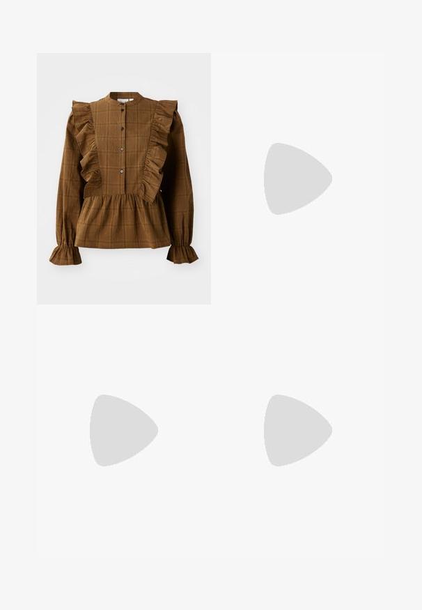 Blusa a quadri marrone con dettagli a volant lungo le spalle e il davanti. Maniche ampie e orlo arricciato creano un aspetto testurizzato e a strati.; Pantaloni neri a gamba dritta, con tasche frontali e spacchi laterali all'orlo. Realizzati in tessuto morbido e liscio. Adatti a diverse occasioni.; Sandali con tacco in vernice nera, con punta squadrata, cinturini alla caviglia e fibbie in argento. Presentano un tacco a blocco spesso per maggiore stabilità.; Borsa hobo nera in pelle con una superficie liscia, forma curvata e una singola tracolla regolabile; presenta un'ampia apertura nella parte superiore.