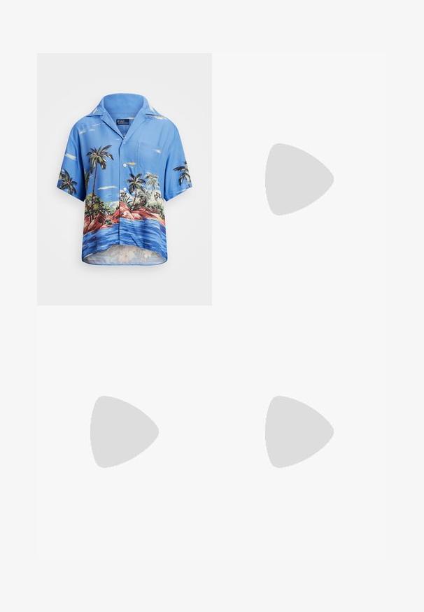 Cămașă albastră cu mânecă scurtă, cu nasturi, prezentând un print tropical cu palmieri, stânci roșii și apă, fabricată dintr-un material ușor.; Pantaloni albi, cu picioare largi și talie înaltă, având închidere cu nasture și detalii de cusătură subtile. Fabricat din bumbac cu o textură netedă.; Sandalie de lemn cu brâu subțire de piele albastră, cu talpă plată, prezentând un design elegant și un sistem de prindere cu cataramă la gleznă pentru o ajustare sigură.; Geantă din piele crem cu o formă curbată, având un detaliu din metal auriu. Curea este atașată cu un sistem de prindere din metal.
