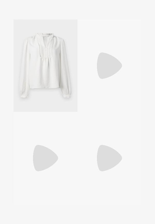 Blouse blanche à manches longues avec un col volanté, un détail plissé à l'avant et des poignets élastiqués. Tissu doux avec une finition légèrement texturée.; Un pantalon large avec un motif tourbillonnant en monochrome. Le matériau semble léger avec une finition texturée ; il dispose d'une taille haute élastique.; Sandale à talon bas en cuir beige avec des lanières croisées et des accents noirs. Texture lisse et design minimaliste.; Sac à main en cuir noir avec une forme courbée, bandoulière amovible et des accessoires en or. Le sac est doté d'un rabat avec un détail de boucle.
