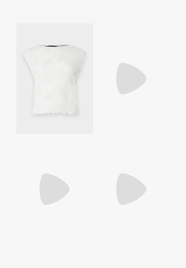 Vit kortärmad topp med ett vågigt texturmönster och rundad halsringning, med en något vågig fåll. Tillverkad av lättviktsmaterial.; Svarta vida byxor med hög midja, knäppdetaljer i midjan och framfickor.; Svart lackläder ankelboot med spetsig tå och en medelhög klack. Slät textur och minimalistisk design.; Svart läder tote-väska med två långa handtag, en slät yta och en strukturerad form. Har en framficka för extra förvaring.