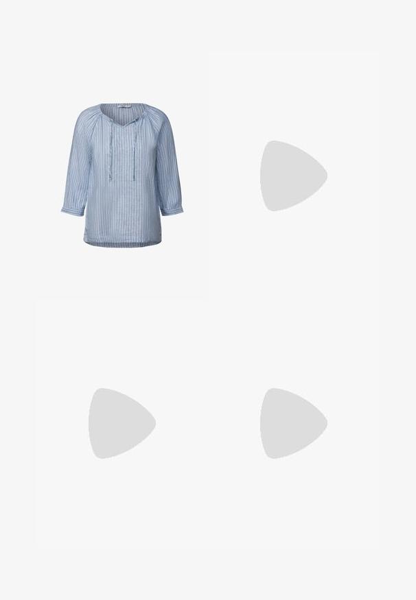 Lichtblauw linnen blouse met witte verticale strepen, V-hals, driekwartmouwen en trekkoorddetails bij de halslijn. Glad textuur.; Zwarte denim jeans met een slim fit ontwerp, vijf zakken en hardware in zilvertint. Voorzien van een knoopsluiting en een gladde textuur.; Witte platform sneakers met een gladde leertextuur, geperforeerde details en platte veters; voorzien van een dikke witte rubberen zool.; Beige stoffen zakje met een afgeronde vorm, voorzien van een platte bovenkant en subtiele naaddetails. Inclusief een minimalistisch logo en een zijstrap.