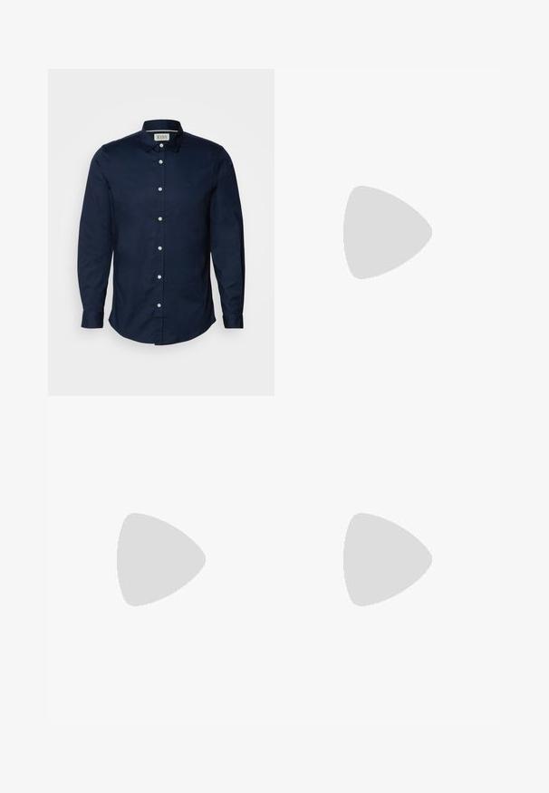Camicia button-up blu navy in cotone, caratterizzata da un logo discreto, maniche lunghe e colletto classico. I bottoni bianchi contrastano con il tessuto.; Pantaloni beige realizzati in tessuto liscio, con un design a gamba dritta, chiusura frontale con bottone e dettagli di pieghe sottili lungo la parte anteriore.; Mocassini in pelle nera con punta rotonda, caratterizzati da un design cucito, suola piatta bassa e un battistrada in gomma testurizzata e scolpita.; Borsa a secchiello nera realizzata in materiale sintetico testurizzato. Presenta due manici e una tracolla regolabile. Design semplice senza motivi visibili.