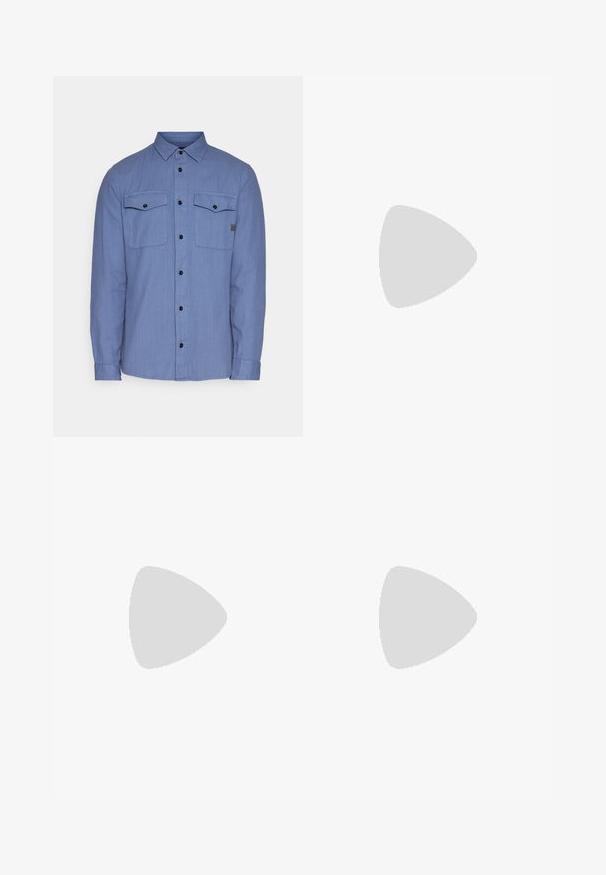 G-STAR MARINE SLIM - Camisa - vintage indigo gd; T-shirt preta feita de algodão com mangas curtas. Apresenta um logótipo verde "ROOTS" na frente, gola redonda e corte standard.; Calças pretas feitas de tecido suave, com frente plana, cintura padrão com passantes para cinto e pernas retas. Design clássico sem padrões.; Ténis de couro com um esquema de cores em preto e creme, apresentando detalhes perfurados, um colarinho acolchoado e uma sola texturizada.