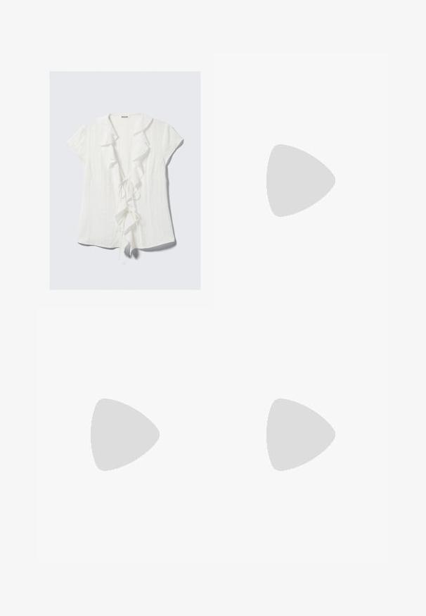 Weiße Kurzarmbluse mit rüschigem Kragen, Bindebandverschluss auf der Vorderseite und einem strukturierten Kreppstoff.; Schwarze, weit geschnittene Hosen mit hohem Bund, ausgestattet mit zwei vorderen Knöpfen und einer glatten Textur. Gerader Schnitt mit Falten an der Vorderseite.; Schwarzer spitzer Schuh mit einem Mesh-Panel-Design, ausgestattet mit einem niedrigen Absatz und einer Schnürung vorne. Hergestellt aus einer Kombination von Leder und Mesh-Material.; Schwarze Handtasche aus Kunstleder mit Krokodilstruktur, gerafftem oberen Teil und einem geschoppten Tragegurt. Sie wirkt weich und kompakt im Design.