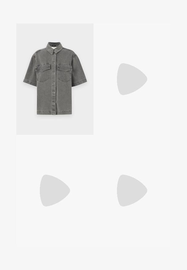 Srajca iz sivih denim krpic s kratkimi rokavi, ovratnikom, dvema žepoma na prsih ter zapenjanjem na gumbe. Ima blago zbledelo teksturo in standardno prileganje.; Črne zvonaste kavbojke iz denima. Imajo zaponko s gumbom, pet žepov in gladko teksturo. Zvonasta nogavica se začne pod kolenom.; Bela sandala na visokih petah s debelim petam, ki ima obliko trakcev in vezanje okoli gležnja. Gladka tekstura z platformo spredaj za dodatno višino.; Črna usnjena torbica s ukrivljeno obliko, z odstranljivo naramnico in zlatimi dodatki. Torbica ima pokrov s podrobnostmi v obliki zaponke.