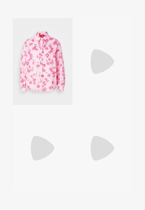 Rosa blomstret skjorte med knapper som har krage, lange ermer og en teksturert stoff med spredte rosemønstre. Rød merkeetikett inne i kragen.; Hvit ærmeløs tanktop laget av ribbet stoff, med rund halslinning og sømløse kanter for en jevn passform.; Mørkeblå vide jeans i denim med høy midje, med oransje sømmer, fem-lomme-design og knappelukking.; Hvite lavsko med svart hæltab, plattformsåle, snøringer og Calvin Klein "CK" logo på siden.