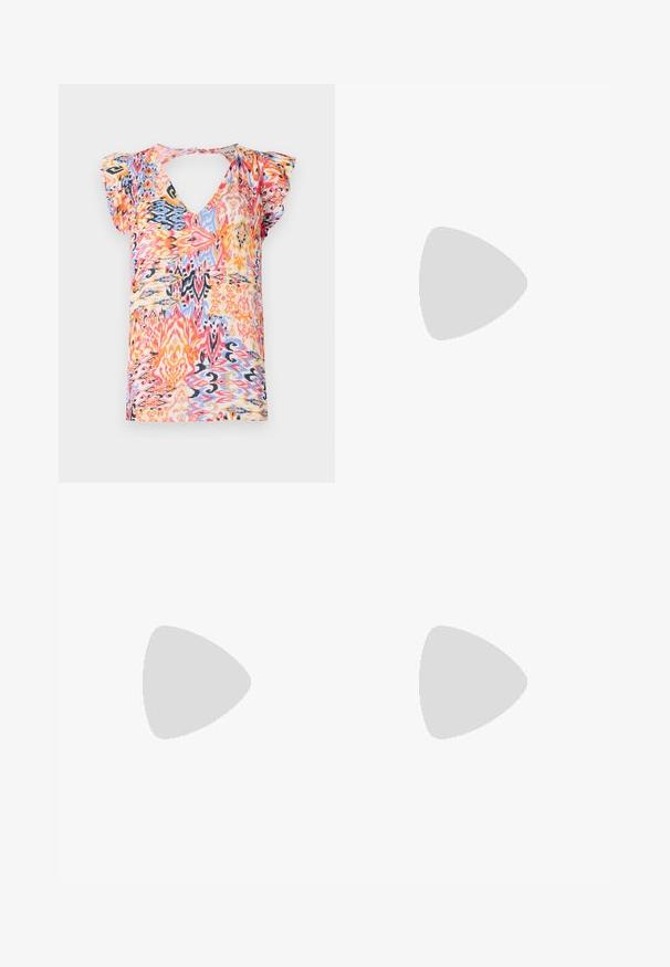 Fargerik t-skjorte med korte ermer og dyp V-hals, med et livlig abstrakt mønster i rosa, oransje, blå og gule nyanser.; Svart og hvit veske med et geometrisk diamantmønster, laget av stoff med en teksturert overflate. Designet med en klaffåpning.; Sorte lakk lær slingback hæler med spiss tå, et avrundet utskjæringsdesign og blokkheel. Har en gulltone spenne som detalj.; Stor stor halm tote-veske med en teksturert, beige overflate og to brede håndtak. Har en lærdetalj som lukkemekanisme.
