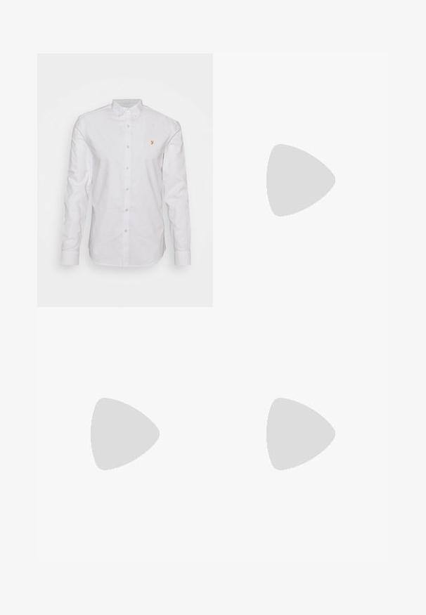 Camicia bianca a maniche lunghe in cotone, con colletto a punta, bottoni frontali e un piccolo logo dorato sul petto.; Maglietta bianca in cotone, con scollatura rotonda nera e tre strisce nere su ciascuna spalla. Piccolo logo nero sul petto.; Pantaloni marroni a gamba larga in cotone con chiusura anteriore a bottoni, passanti per la cintura e una superficie liscia e opaca.; Sneaker beige con strisce verdi, con suola bianca e tomaia in pelle liscia. Vista laterale che evidenzia i dettagli dei lacci e il logo.