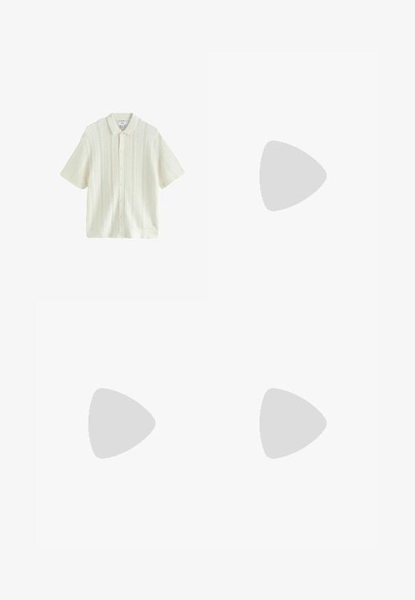 Cardigan in maglina a maniche corte color crema, con chiusura a bottoni, colletto e motivo testurizzato con punti aperti in tutto il capo.; Pantaloni neri con design a pieghe sul davanti, realizzati in tessuto morbido. Presentano una chiusura con bottone e passanti per cintura; vestibilità a gamba dritta.; Sneakers in pelle bianca con perforazioni, punta rotonda, suola piatta e lacci spessi, con logo swoosh visibile e "AIR" sul tallone.; Occhiali da sole neri con una montatura in plastica elegante, lenti scure con gradiente, forma geometrica e branding distintivo sulla tempia.