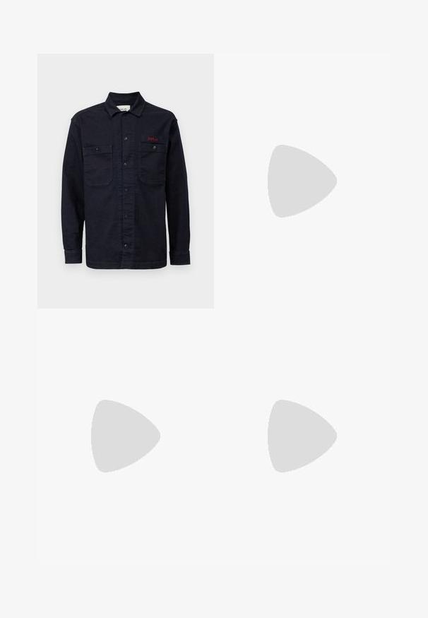 Tumši zila džinsa krekls ar garām piedurknēm, pogājamu priekšu, divām krūšu kabatām un mazu sarkanu "REPLAY" logo kreisajā kabatā.; Zilā denim cargo šorti ar augstu jostasvietu, vairākiem cargo kabatām sānos un klasisko piecu kabatu dizainu. Akmens mazgāšanas tekstūra.; Melnas zemākas sporta kurpes ar baltām svītrām, melniem šņorēm, teksturētu melnu zoli un baltu papēža akcentu, ar uzrakstu "JACK & JONES" sānos.; Melnas auduma jostas somiņa ar apaļu formu, priekšpusē ir rāvējslēdzēja kabata un gluda tekstūra. Nav redzamu rakstu vai akcentu. Viegls dizains.