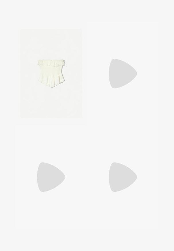 Biela off-the-shoulder blúzka s volánovými okrajmi, smockovaným živôtikom, rozšíreným lemom a ľahkou tkaninou s jemnou štruktúrou.; Tmavomodré zvonové džínsy s pásom, päť vrecami, prešívacími akcentmi a hladkou denimovou textúrou.; Biele šnurovacie tenisky s robustnou podrážkou, vyrobené z hladkého syntetického materiálu, s textúrovanými akcentmi a s poutkom na päte.; Okrúhle slnečné okuliare s hnedým nádychom a lesklým burgundským rámom. Úzke ramená s jemným brandovaním. Plochej šošovky dizajn.