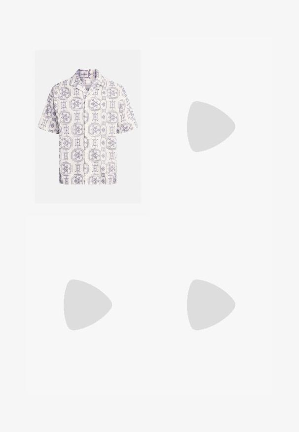 Košulja kratkih rukava u krem i tamnoplavoj boji, s uzorkom cvjetnih i geometrijskih dizajna po cijeloj površini, s ovratnikom s utorom i prednjim gumbima.; Svijetloplave traperice s širokim krojem, srednjim pojasom i ravnim nogavicama. Ima pet džepova, petlje za remen i kopčanje na gumb.; Crne tenisice s kombinacijom kože i antilopa, sa okruglim vezicama, teksturiranim gumeni potplat i logom branda na strani.; Bijela biserna ogrlica s uniformnim okruglim oblikom, glatkom površinom i metalnom kopčom s produžnom lancem za podesivu duljinu.