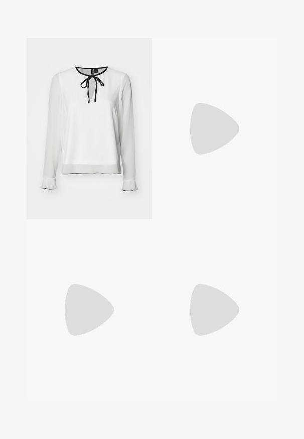 Bílá blůza s dlouhými rukávy a kulatým výstřihem, černým detailem na vázání a sklady na manžetách. Hladká textura, který je zvýrazněna kontrastními černými okraji.; Burgundské šaty s dlouhými rukávy, kulatým výstřihem a texturovaným květinovým vzorem. Látka je lesklá a má jemnou texturu.; Lodička s špičatou špičkou a kombinací stříbrné, zlaté a tělové barvy. Lesklý povrch s vykrojeným designem, s jehlovým podpatkem.; Stříbrná kovová taška s měkkým, zaobleným tvarem a uzávěrem s uzlem. Vyrobena z hladké umělé kůže.; Stříbrné kruhové náušnice s minimalistickým designem. Kruh, hladký povrch a tenký profil. Lehká konstrukce s lesklým povrchem.