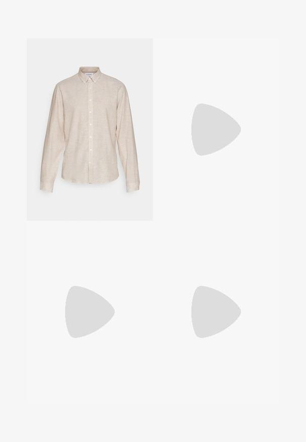 Bež srajca z dolgimi rokavi v lahkem, teksturiranem materialu, z ovratnikom na gumb in sprednjim zapiranjem na gumbe. Zaobljen rob in manšetni rokavi.; Jack & Jones JPSTBILL JJDAYTONA WIDE - Hlače - pavement; Črne usnjene loafers čevlje z zaobljenim nosom, brez zadrge, s debelim gumijastim podplatom, ki ima teksturirano površino za dober oprijem. Dviganje pete ter diskretni šivi.; Črne pravokotne sončne očala s temnimi lečami, ki imajo debel okvir, subtilne poudarke na straneh in nobenih vidnih logotipov razen imena blagovne znamke.; Srebrna ura iz nerjavečega jekla z modrim in rdečim okvirjem, mornarsko modra številčnica, bele oznake za ure, kvarčni mehanizem, vodoodporna do 200 m in prikaz datuma.