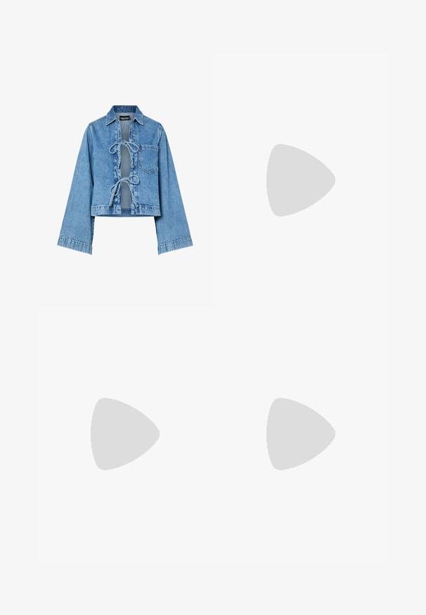 Lys blå denim kort jakke med lange ermer, knyting i front, og brystlomme. Har klassisk krage og en avslappet passform.; Videbukser laget av lys blå denim, med høy midje, to frontlommer, beltestropper og et subtilt teksturert mønster.; Hvit høyhælte sandal med kraftig hæl, med en stroppe-design og ankelbånd. Glatt tekstur med plattform foran for ekstra høyde.; Hvit syntetisk håndveske med trekantet form, flat klaff foran og sløyfe detaljer, justerbar stropp, glatt tekstur og minimalistisk design.