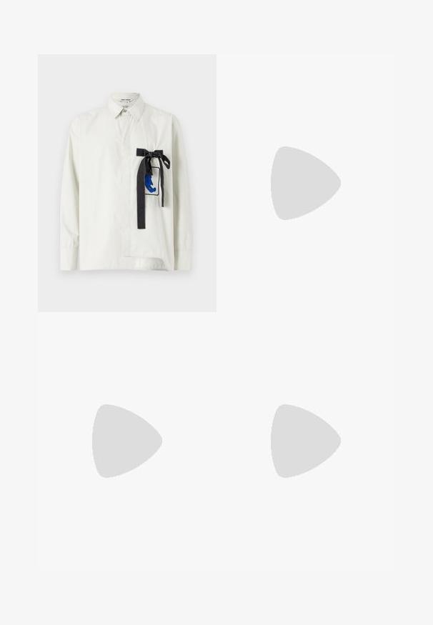 Dhruv Kapoor ASYMMETRIC BADGE SHIRT - Camisa - ecru; Pantalones marrones de cintura alta hechos de una tela texturizada. Presentan piernas anchas y dos pliegues frontales para dar estructura. Acabado limpio sin hardware visible.; Mocasines de cuero negro con una textura suave, puntera redondeada y una tira decorativa en el empeine. Tacón bajo apilado, diseño minimalista.; Bolsa tote de lona negra con asas de cuero negro. Diseño sencillo, cuerpo espacioso y textura suave. Sin logos ni patrones visibles.